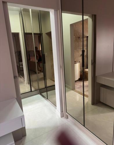 eine Gruppe von Glastüren in einem Raum in der Unterkunft Mansão Primavera com 03 quartos e piscina aquecida in Brasilia