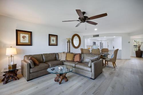 Ruang duduk di Bandy Beach E101 - Beachfront 3BR Townhome