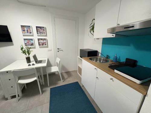 een keuken met een bureau en een tafel met een laptop bij Stampixeddu in Cagliari