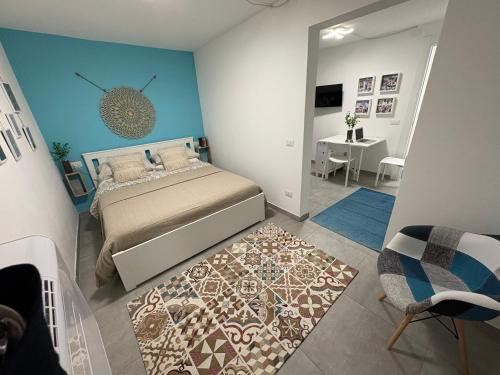 een slaapkamer met een bed en een blauwe muur bij Stampixeddu in Cagliari