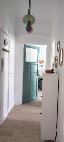 - un couloir avec une porte verte dans une chambre dans l'établissement Appartement climatisé près centre, à Toulon