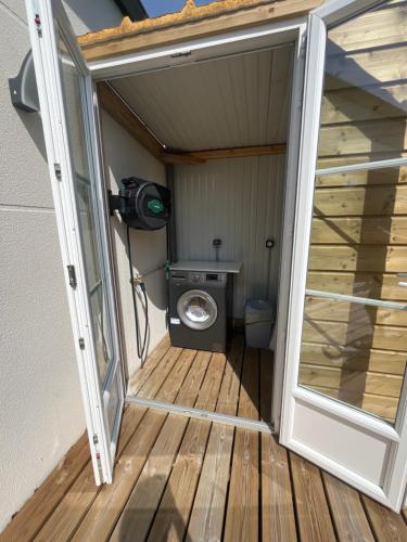 une porte donnant sur une salle de bain avec toilettes dans une maison dans l'établissement Maison à la campagne, à Baguer-Pican