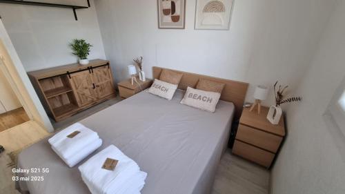 une chambre avec un grand lit blanc avec deux oreillers dans l'établissement Le Roof Top du Port, Nouveau, Bbq Duplex Clim Parking, à Gruissan