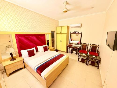 Ein Bett oder Betten in einem Zimmer der Unterkunft New Pakeeza Hotel