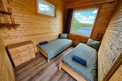 an overhead view of a bedroom in a log cabin at Kempings Daugmales in Landzāni