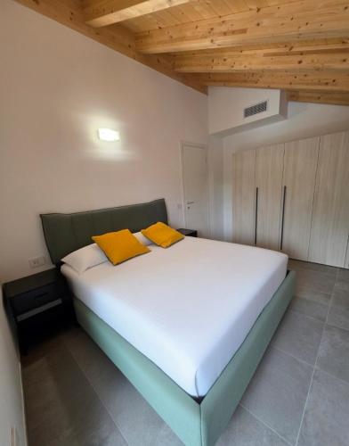 Ένα ή περισσότερα κρεβάτια σε δωμάτιο στο Al Laghetto apartment - Como Lake