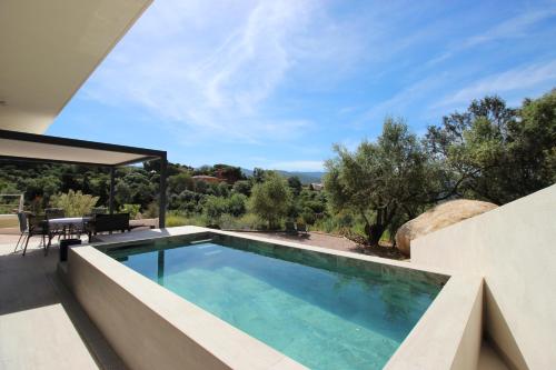 - une piscine dans une villa avec vue dans l'établissement Les Terrasses de Ruppione - Villa Scandola, à Pietrosella