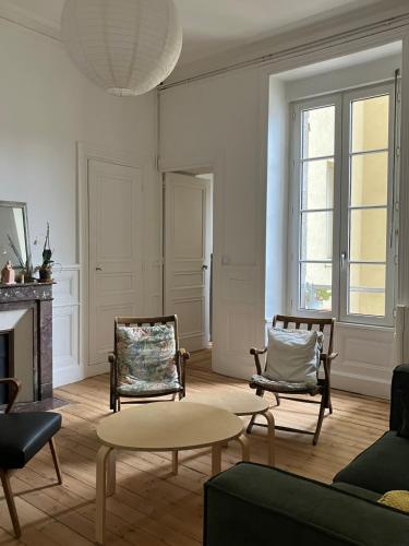 un salon avec deux chaises et une table dans l'établissement Appartement d'architecte, à Saint-Brieuc