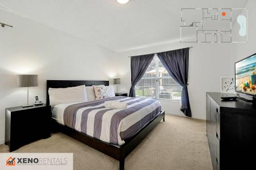 une chambre avec un lit, une télévision et une fenêtre dans l'établissement Private Pool Oasis with King Bed, à Kissimmee