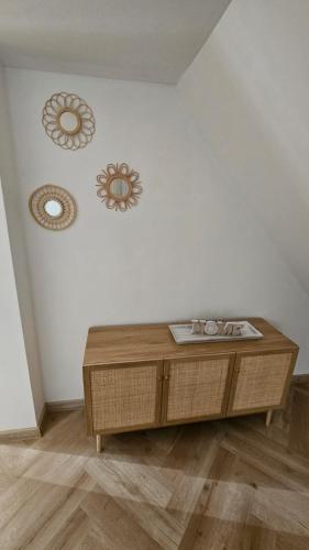 a room with a table and two mirrors on the wall at Dom letniskowy do wynajęcia z własną Przystanią nad rzeką Narew - linia brzegowa in Dzbenin