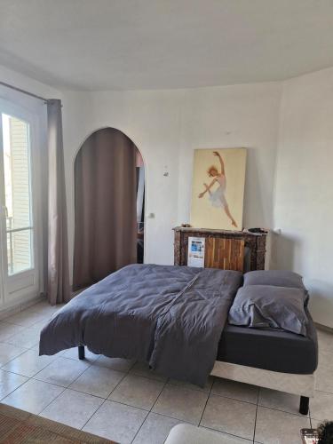 Ένα ή περισσότερα κρεβάτια σε δωμάτιο στο Apartment - 1min to train station - 13min to Paris