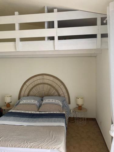 - une chambre avec des lits superposés et 2 oreillers dans l'établissement Appartement Le Barcarès, au Barcarès