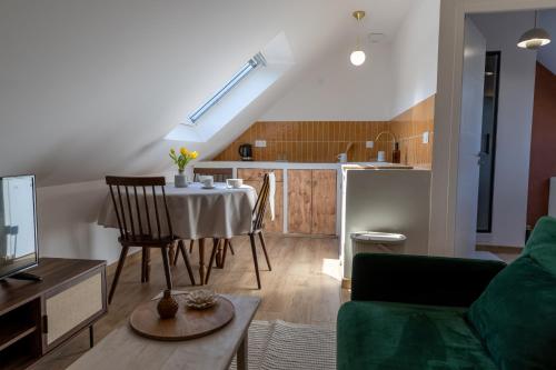 un salon avec une table et une cuisine dans l'établissement Chambres d'hôtes - Evasion Bretonne, à Landerneau