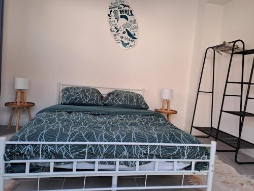 une chambre avec un lit avec une couette bleue dans l'établissement La baraque bleriot beach, à Sangatte