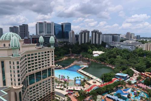 una vista della piscina del Disneyland Resort di Minimal Resort Suites 3 Pax Sunway Pyramid a Petaling Jaya