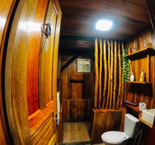 a wooden bathroom with a toilet in a room at Chalé da Árvore Cotijuba COP 30 in Belém