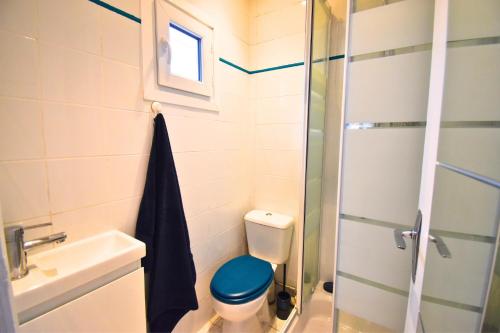 une salle de bain avec toilettes, lavabo et douche dans l'établissement Tour Pleyel - Duplex Lumineux, à Saint-Denis