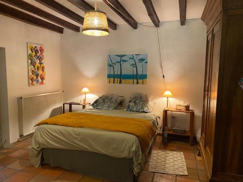 - une chambre avec un lit dans une chambre avec deux lampes dans l'établissement Country home with pool and garage, à Cazalis