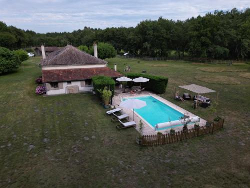 une vue aérienne d'une maison avec piscine dans l'établissement Country home with pool and garage, à Cazalis