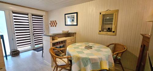 - une cuisine avec une table, une table et une cuisinière dans l'établissement Maisonnette St Cado, à Belz