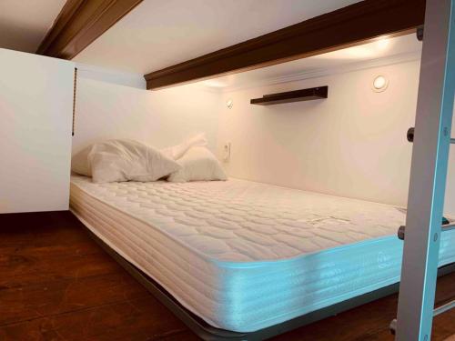 Cette petite chambre comprend un grand lit. dans l'établissement Charmant studio à 400 m de la plage ST ENOGAT, à Dinard