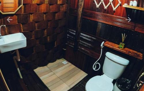 a bathroom with a toilet and a sink at Chalé da Árvore Cotijuba COP 30 in Belém
