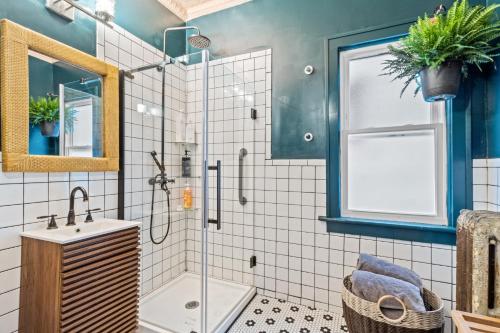 Koupelna v ubytování Historic & Spacious 3 Bedroom Family Gem on Peaceful Street