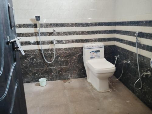 Un baño de Hotel Atithi