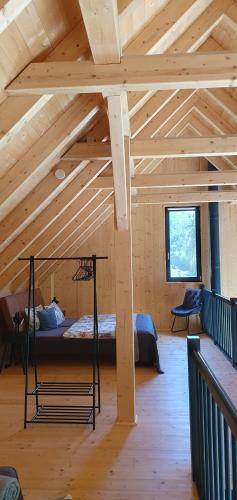เตียงในห้องที่ Odenwald-Lodge mit Infrarotsauna und E-Ladestation "Haus Purpur"