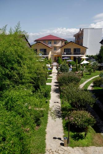 Ein Garten an der Unterkunft Hotel Chero