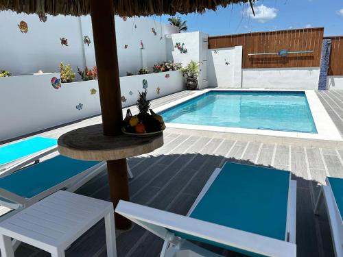 Bazén v ubytování Caribbean Breeze-4 bedroom 4 ensuite bathrooms nebo v jeho okolí