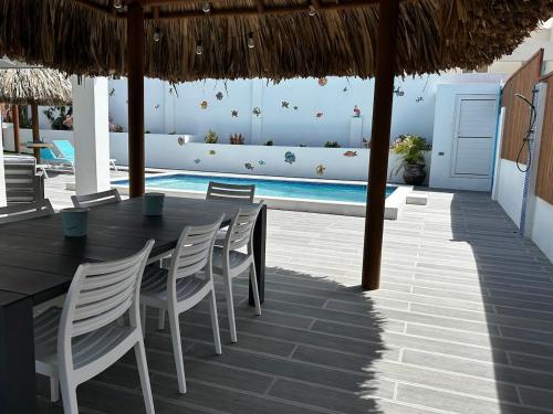 Bazén v ubytování Caribbean Breeze-4 bedroom 4 ensuite bathrooms nebo v jeho okolí