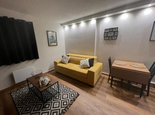 un salon avec un canapé et une table dans l'établissement Studio au front de mer , Plage de Calais, à Calais