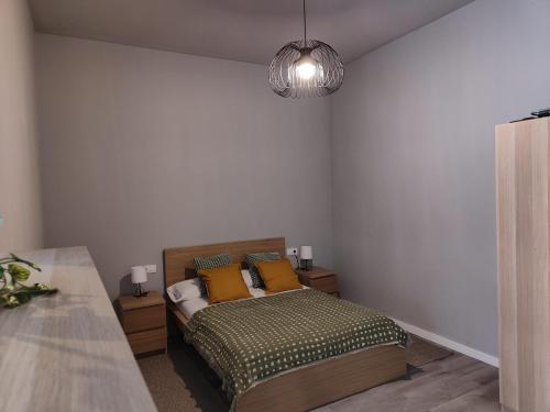 ein Schlafzimmer mit einem Bett mit gelben Kissen in der Unterkunft Lar de Yago - Apto Barreiros B in San Cosme de Barreiros