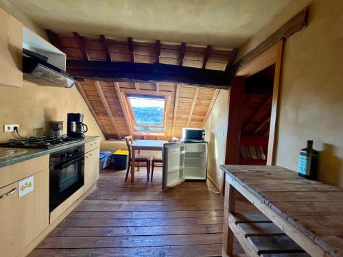 Una cocina con una mesa y un comedor. en Auberge du Grand-Duc, séjour au coeur d'un tiers-lieu, en Yvoir