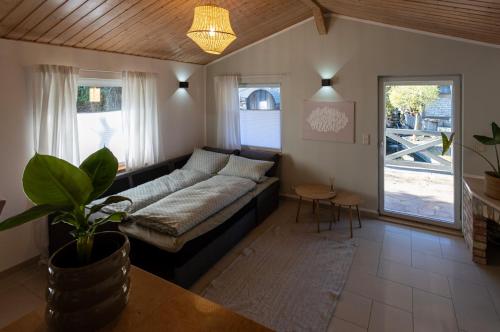 una sala de estar con un sofá y una mesa en Bungalow zum Wohlfühlen, en Oranienburg