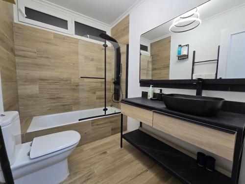 a bathroom with a black sink and a toilet at Apartamento DELUXE Céntrico MIENGO - Grupo RH 149 in Miengo