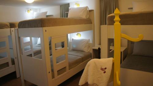 Dviaukštė lova arba lovos apgyvendinimo įstaigoje Hotel Saveiro