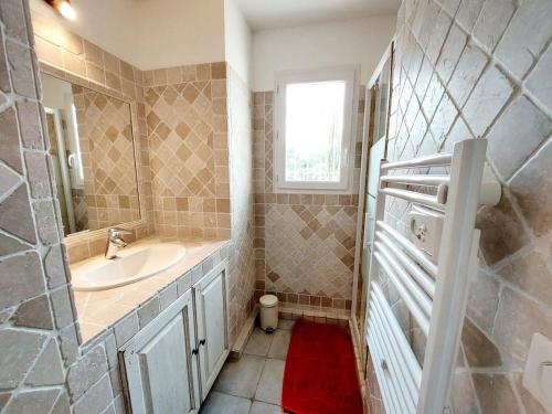 une salle de bain avec un lavabo et un miroir dans l'établissement En Provence, Luberon, villa avec piscine à Maubec, à Maubec