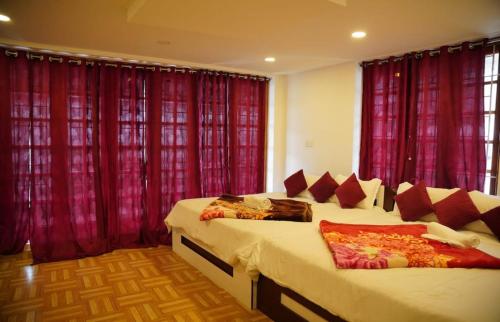 Ένα ή περισσότερα κρεβάτια σε δωμάτιο στο Joy Green Valley Villa 2 bhk