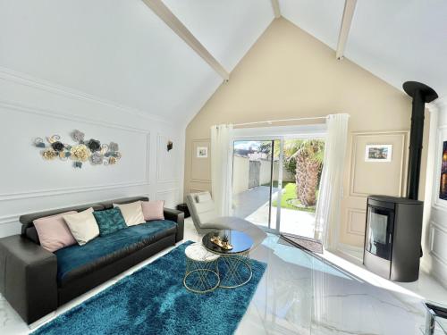 un salon avec un canapé et une télévision dans l'établissement Cozy duplex with terrace 3km from Disney, à Magny-le-Hongre