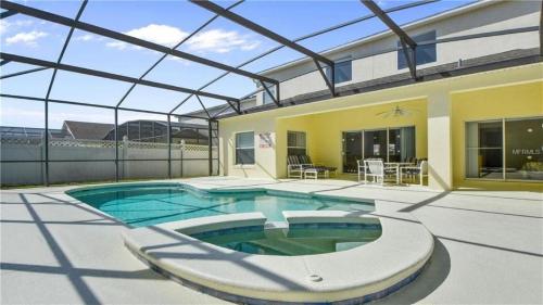 a large swimming pool with a glass roof at Kissimmee in Kissimmee