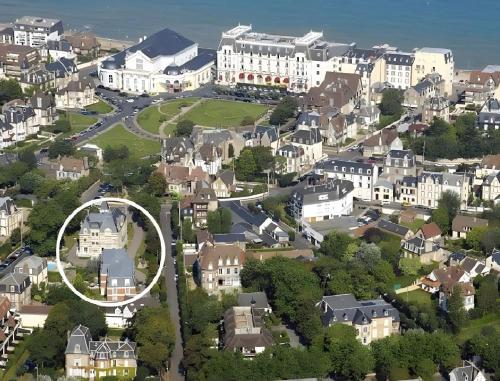 une vue aérienne d'une ville avec un cercle dans l'établissement 200m de la mer Piscine WIFI T2 41m2 4 pers 1 chambre refait à neuf hypercentre, à Cabourg