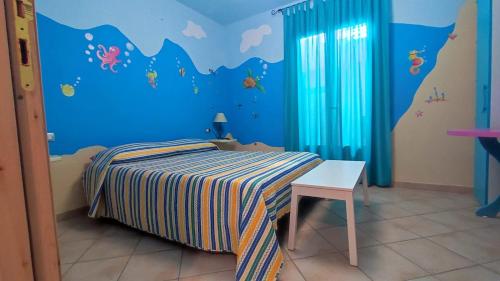カステルサルドにあるLa Casa Bianca a due minuti a piedi dal mareのベッドルーム1室(魚の壁画が壁に施されたベッド1台付)