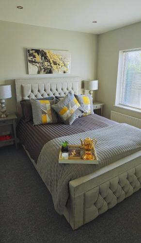 Ένα ή περισσότερα κρεβάτια σε δωμάτιο στο Luxury 3-Bed w- garden & game Room 5 mins from Chester