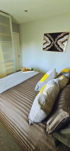 Ένα ή περισσότερα κρεβάτια σε δωμάτιο στο Luxury 3-Bed w- garden & game Room 5 mins from Chester
