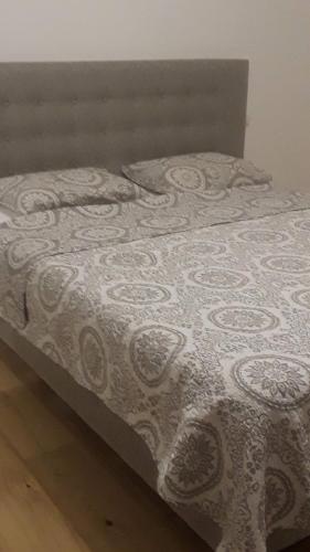 - un lit avec une couverture blanche dans l'établissement Hellfest 2025 chambre petit-déjeuner, à La Celle-sous-Gouzon