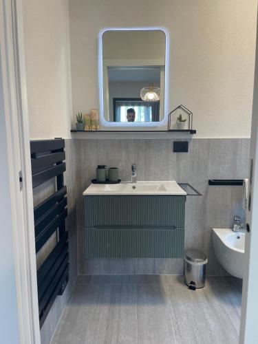 a bathroom with a sink and a mirror at B&B Florida 7 in Pertegada