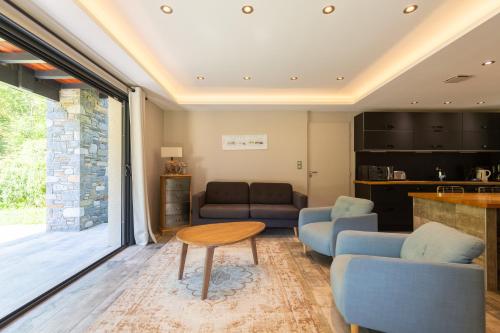 un salon avec un canapé et une table dans l'établissement Chalet grand confort, à Pailhac