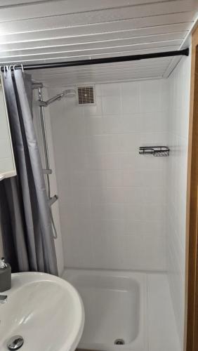 Ένα μπάνιο στο Ferienwohnung Sleep and Stay im Grünen